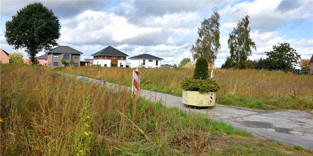Zwei große Spielplätze: Gemeinde will 600.000 Euro in die Hand nehmen Hier, praktisch am Eingang zum Baugebiet Burloer Straße West am Buschweg, soll nach Vorschlag der Gemeindeverwaltung und des Gemeinderates der große Spielplatz mit Seilbahn, Klettergerüsten und Co. entstehen.