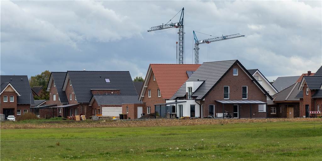 Prognose: 559 Wohnungen müssen bis zum Jahr 2039 in Südlohn entstehen Ein Blick ins Baugebiet Scharperloh: In Südlohn und auch in Oeding dominieren Einfamilienhäuser. Mit Blick auf die älter werdende Bevölkerung und die wachsende Zahl der Singlehaushalte aber empfiehlt die Raumplanerin Regina Höbel, dass vermehrt barrierefreie Geschosswohmungen oder Reihenhäuser gebaut werden.