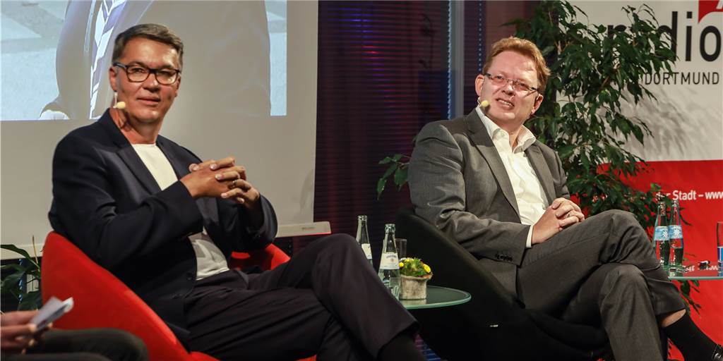 Körpersprache der OB-Kandidaten – der Handy-Moment Wie haben sich die beiden OB-Kandidaten Thomas Westphal (SPD, l.) und Dr. Andreas Hollstein (CDU) in der Wahlarena präsentiert? Haben sie authentisch und wahrhaftig gewirkt?