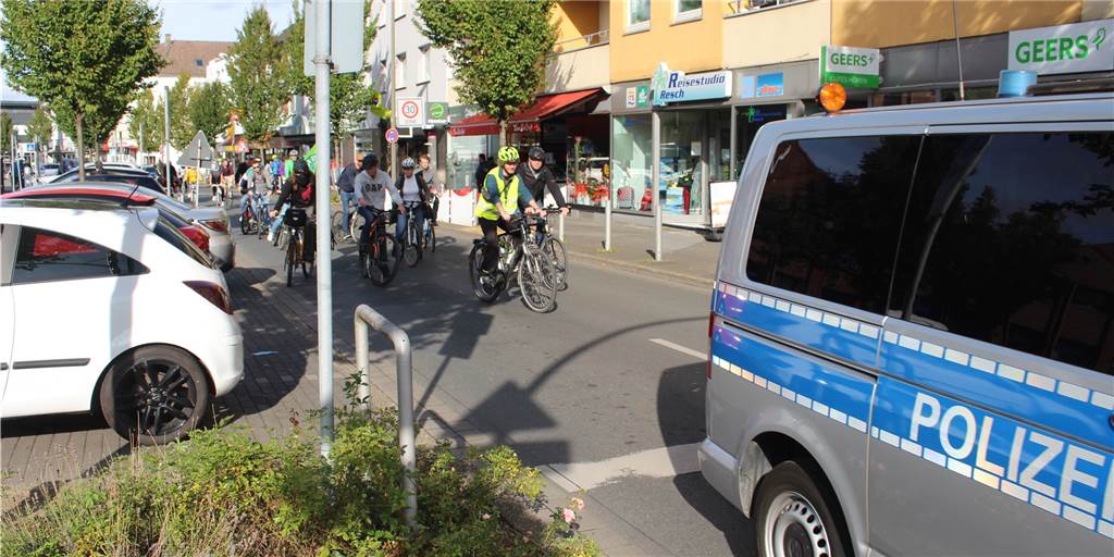 150 Radler rollten durch Dortmunder Westen zum globalen Klimastreik Geführt von der Polizei fuhren die Fahrrad-Demonstranten durch den Dortmunder Westen. Mit den Beamten hatten sich die Klimaschützer auf 18 km/h geeinigt.
