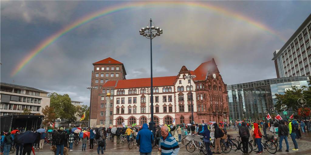 Fridays for Future mit Regenbogen auf dem Friedensplatz