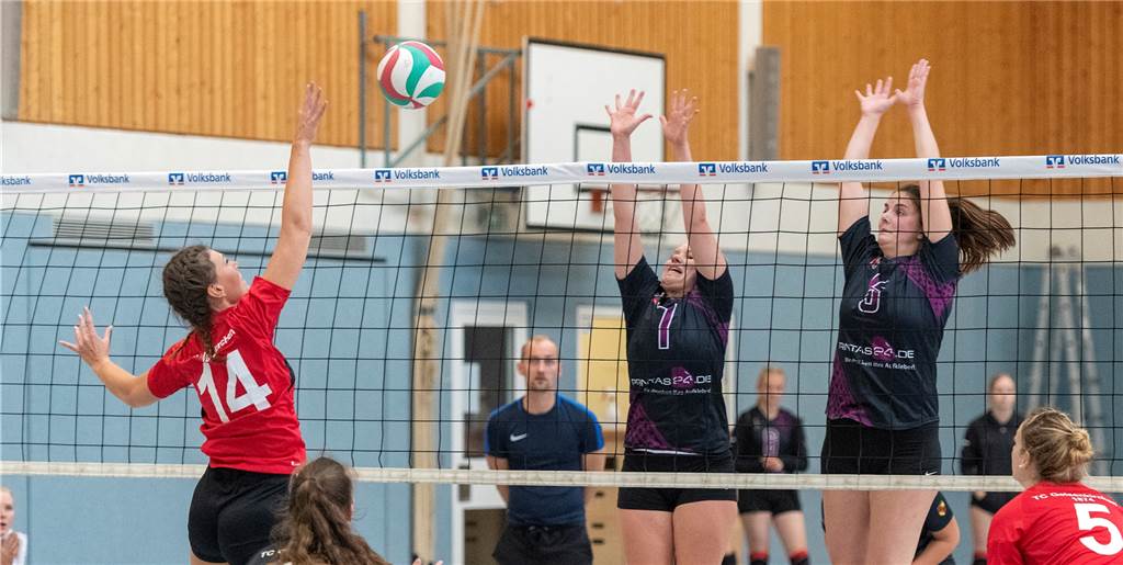 Aufatmen beim VfL: Nach Fehlstart platzt der Knoten Jule Lösing (M.), hier im Block mit Annika Dresemann, hatte gewichtigen Anteil am ersten Saisonsieg des VfL Ahaus.