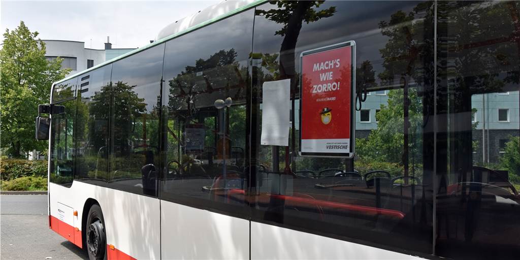 Coronavirus: Überfüllter Linienbus in Dorsten macht Fahrgast Angst Plakate erinnern an die Makenpflicht in Bussen.