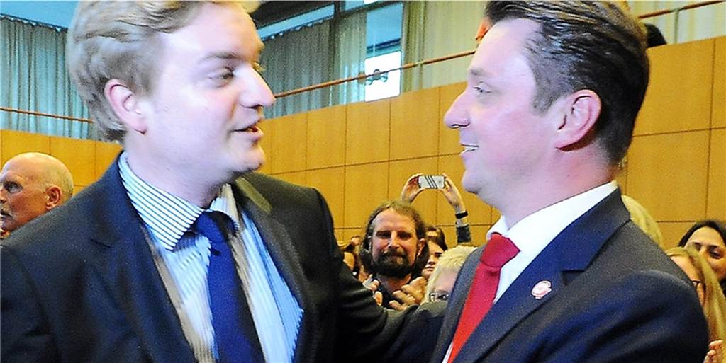 Bürgermeisterduell wurde schon einmal am 27. September entschieden Michael Breilmann (l.) gratulierte am 27. September 2015 Rajko Kravanja zur Wahl.