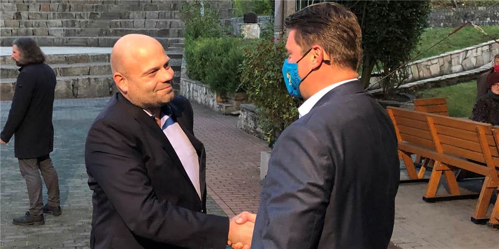 Verdientes Ende eines langweiligen Wahlkampfes Ende eines mehr als fairen Wahlkampfes: Herausforderer Oliver Lind (l.) gratuliert in der Agora in Ickern am Abend der Stichwahl am 27.9.2020 dem alten und neuen Bürgermeister Rajko Kravanja.