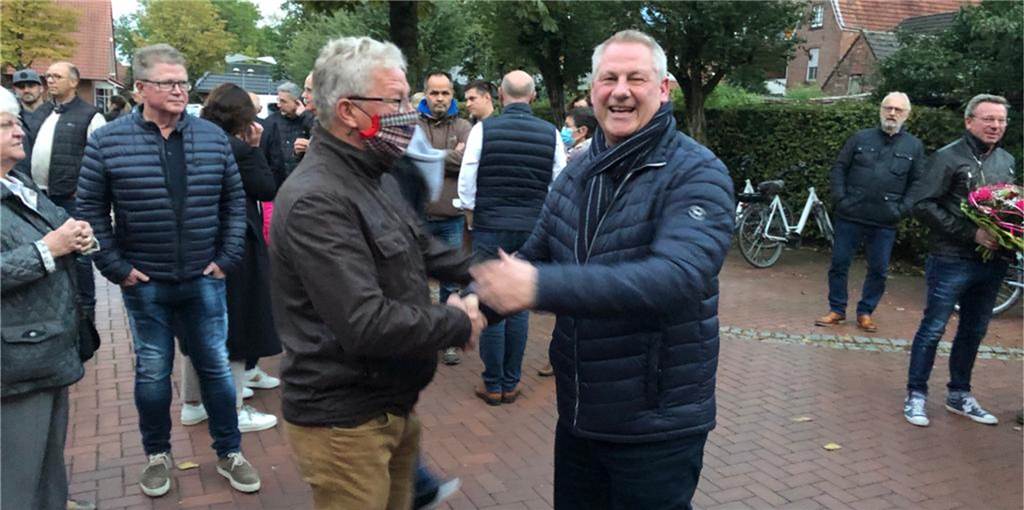 Dieter Berkemeier ist neuer Bürgermeister der Gemeinde Legden Dieter Berkemeier (r.) nimmt Glückwünsche entgegen.