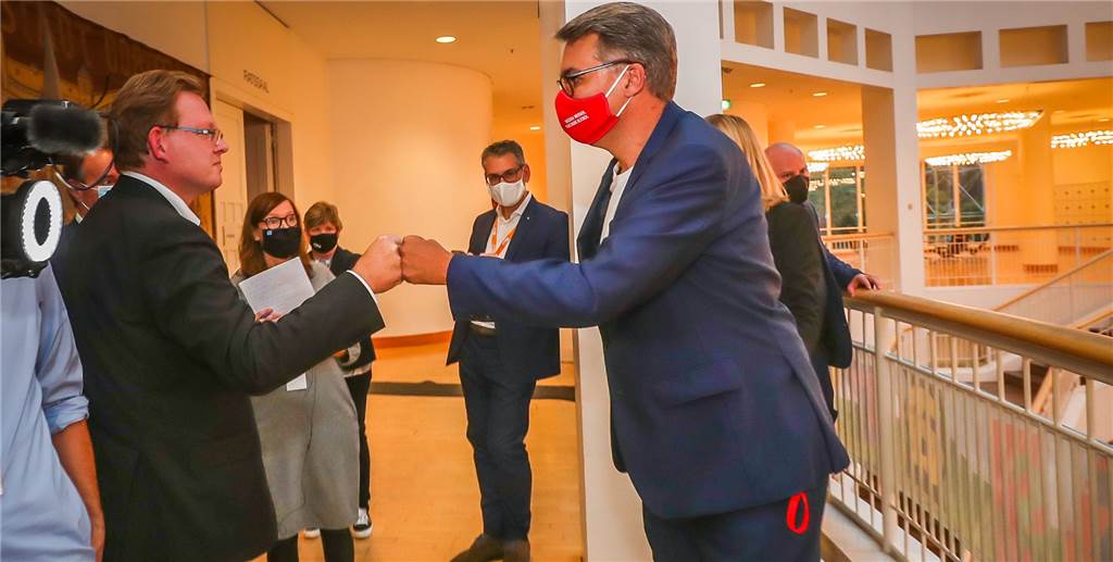 Dortmund ist noch nicht reif für den historischen Wechsel Die Kontrahenten Dr. Andreas Hollstein (l.) und Wahlgewinner Thomas Westphal begrüßten sich auf dem Rathaus-Flur, nachdem das Ergebnis klar war.
