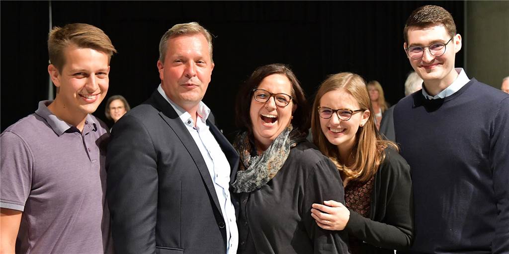 Kleine-Frauns bleibt Bürgermeister in Lünen - wieder Schlappe für die SPD Wahlsieger Jürgen Kleine-Frauns feiert den Wahlsieg mit Ehefrau Karen, seiner Tochter Theresa und seinem Sohn Moritz (links).