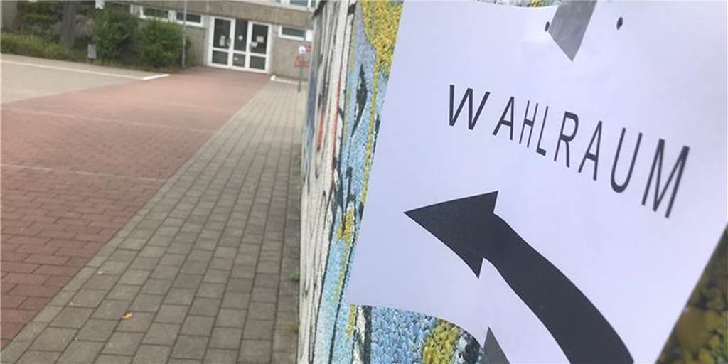 Eine richtig miese Wahlbeteiligung und Landrats-Freude bei der CDU Ein typisches Bild am Stichwahl-Sonntag: komplette Leere vor einem Wahllokal in Deininghausen.