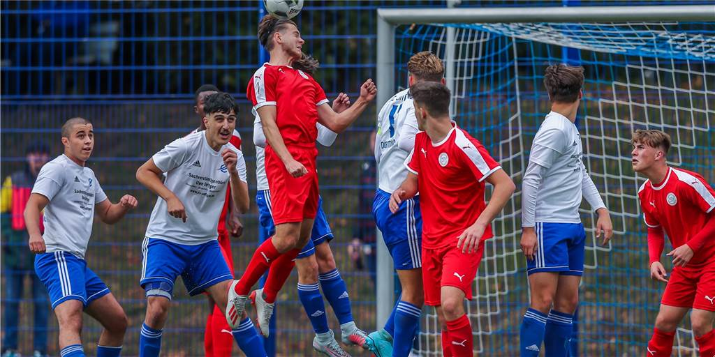 Mit Fotostrecke: Dreierpacker entscheidet enges Dortmunder Derby im Juniorenfußball Mit Fotostrecke: Dreierpacker entscheidet enges Dortmunder Derby im Juniorenfußball