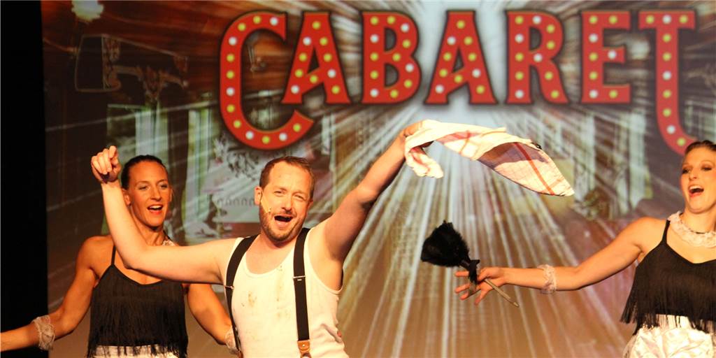 Hansa-Theater: Trotz Corona nimmt Musical-Express volle Fahrt auf Markus Psotta heißt als Conférencier in ungewohntem Outfit das Publikum „Willkommen“. Unterstützt wird er dabei von Isabel Zuhl (l.) und Lisa Graff.