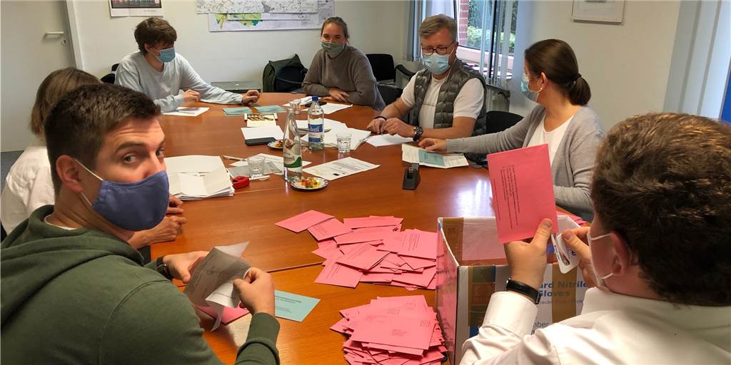Bürgermeister-Stichwahl: Und der Wohnort spielt doch eine Rolle Im Rathaus öffneten die ehrenamtlichen Wahlhelfer ab 16 Uhr schon einmal die Umschläge der Briefwähler. Weil es sehr viele Briefwähler gab, dauerte es länger, bis die Ergebnisse ausgezählt waren.