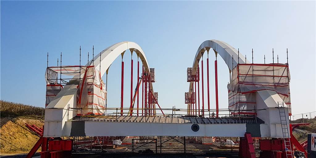 Umgehungsstraße 474n: Erster Teilabschnitt zwischen Olfen und Datteln im Bau Die neue 126 Meter lange Stabbogenbrücke, über die die Umgehungsstrecke den Dortmund-Ems-Kanal im Bereich des Dattelner Meeres queren wird, sieht schon ziemlich komplett aus.
