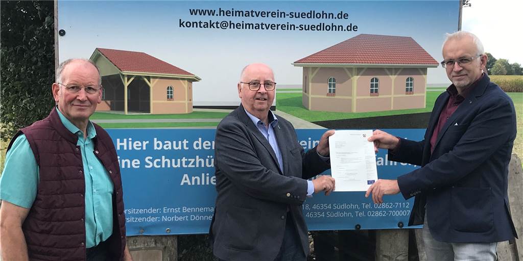 Werner Stödtke (r), Allgemeiner Vertreter des Bürgermeisters übergab den Bewilligungsbescheid an den ersten Vorsitzenden des Heimatvereins Ernst Bennemann (m.) und Norbert Dönnebrink (l.), zweiter Vorsitzende des Heimatvereins. 