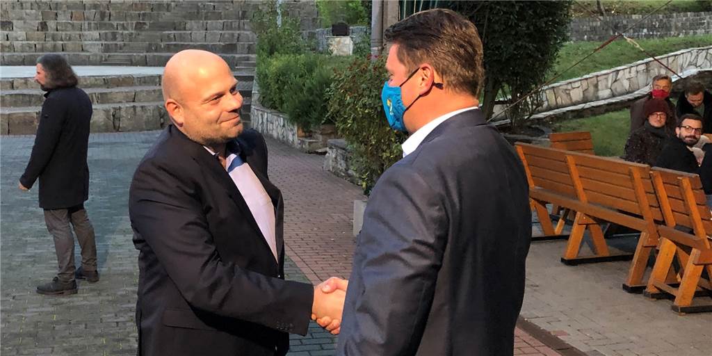Stichwahl: Die Detail-Analyse – Lind verliert sogar die CDU-Hochburgen Der Herausforderer Oliver Lind (l.) gratuliert dem alten und neuen Bürgermeister Rajko Kravanja am Wahlabend in der Ickerner Agora. Er hatte keine Chance, weder im ersten Wahlgang noch bei der Stichwahl. Da gewann er nicht mal in den CDU-Hochburgen.
