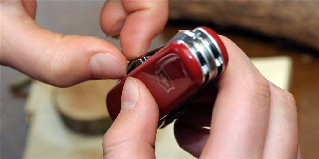 Arrest und hohe Geldstrafe: 20-jähriger Vredener warf Messer gegen Auto Ein 20-jähriger Vredener hat ein Schweizer Taschenmesser (Symbolbild) gegen ein fahrendes Auto geschleudert.