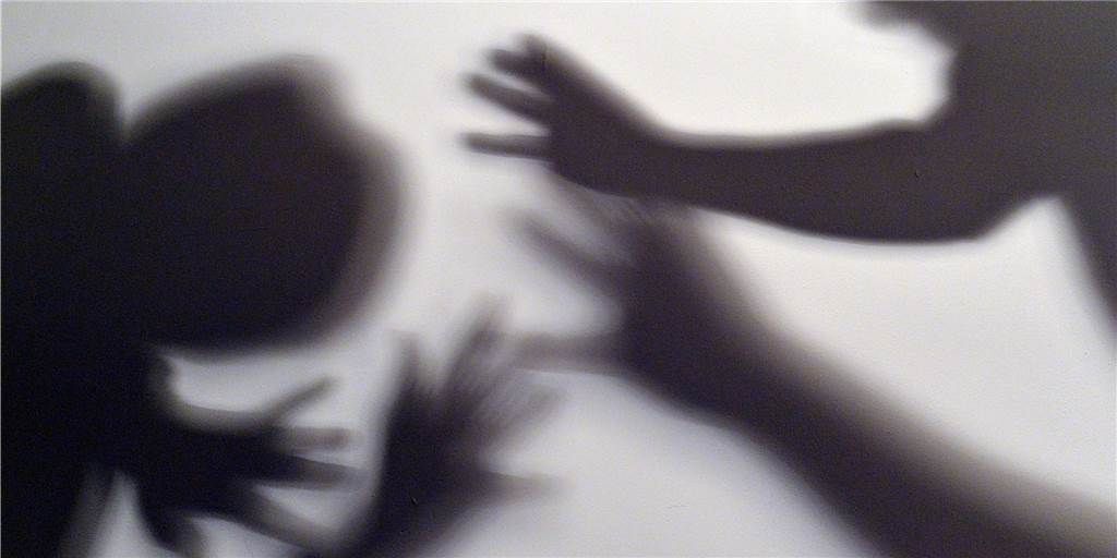 Nach Messerattacke auf 16-Jährigen: Mutmaßliche Täter sind wieder frei Zehn bis zwölf Jugendliche haben am 12. September einen 16-jährigen Dortmunder attackiert. Einer der Täter zog ein Messer und stach auf das Opfer ein (Symbolbild).