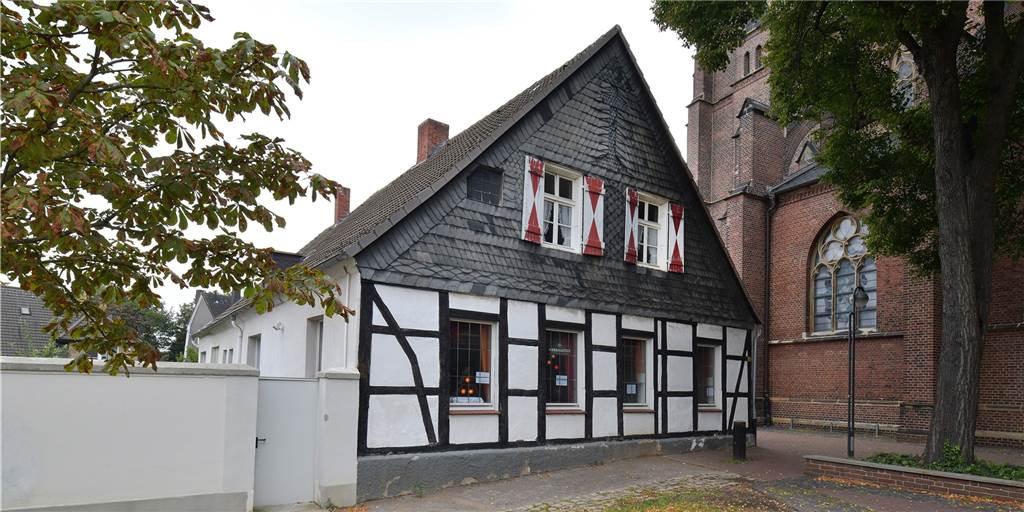 Kirche reißt Haus ab: Um Omi´s Schnapshaus verändert sich das Quartier Baufällig ist das Gebäude auf dem Kirchplatz St. Marien (Erzbergerstraße), in dem 15 Jahre lang der Laudate-Laden zu finden war. Der ist umgezogen. Das Haus soll abgerissen werden.
