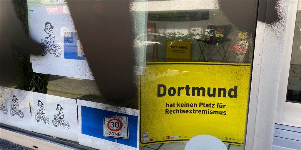 Schaufenster der Grünen beschmiert: Der Staatsschutz ermittelt Dieses und weitere Schilder und Plakate gegen Rechts sollen Ursache für die Schmierereien auf dem Grünen-Schaufenster gewesen sein, so vermutet es zumindest der Grünen-Fraktionsvorsitzende Kaan Eker.