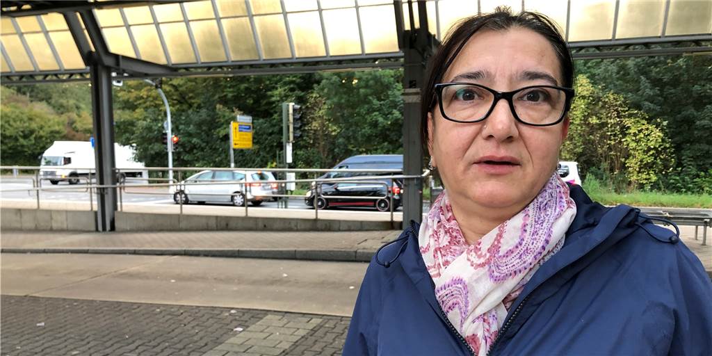 Nimet Akin wusste wegen des Warnstreiks nicht, wie sie vom Verkehrsknoten Schulte Rödding zu ihrer Arbeitsstelle in die Innenstadt kommen sollte.