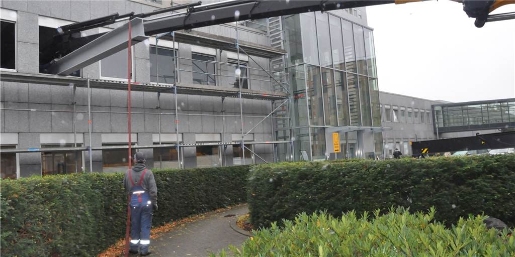 Tonnenschwerer Stahlträger muss am Klinikum Lünen-Werne durchs Fenster Zehn Meter lang und tonnenschwer ist der erste Stahlträger, der für das neue Interventionszentrum des Klinikums Lünen-Werne durchs Fenster musste.