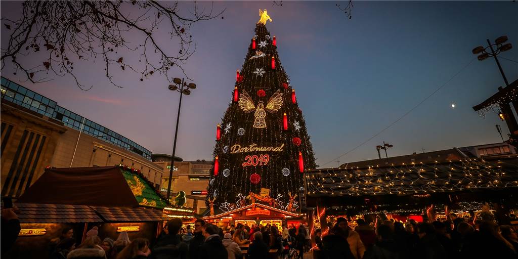 Dortmunds Weihnachtsmarkt kriegt auch im Corona-Jahr die Riesen-Tanne Die Riesen-Tanne auf dem Hansaplatz wird es wohl auch im Corona-Jahr geben.