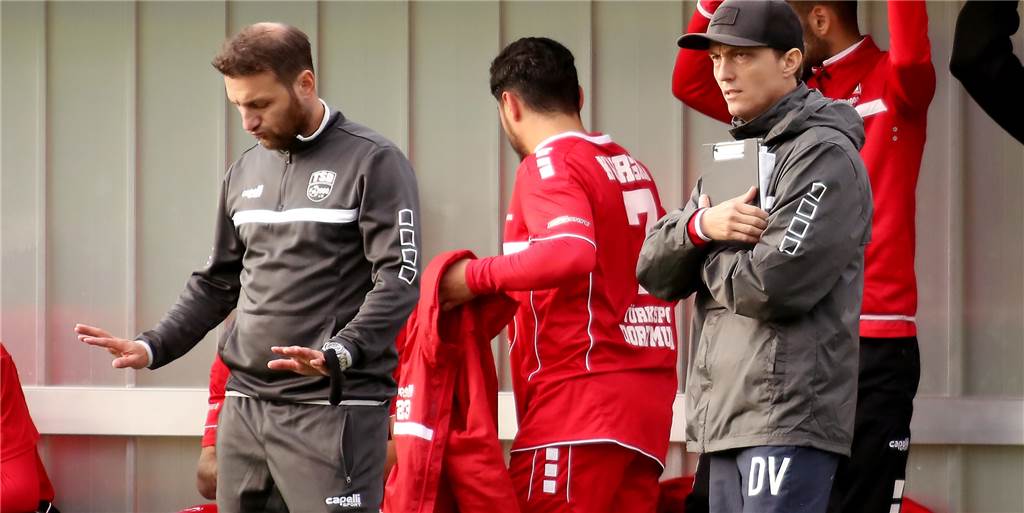 Türkspor-Spieler giften sich auf dem Platz an - ein erfahrener Akteur behält die Ruhe Türkspor-Spieler giften sich auf dem Platz an - ein erfahrener Akteur behält die Ruhe