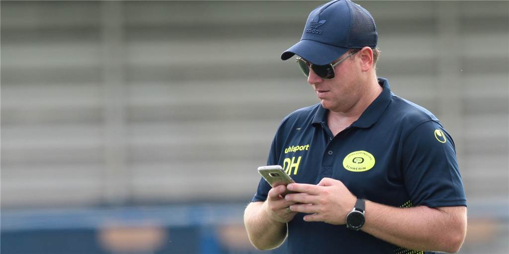 Schwerins Trainer Dennis Hasecke hat Spione in der neuen Liga - und ist selbst ein Informant Sein Mobiltelefon spielt für den Schweriner Trainer Dennis Hasecke eine Hauptrolle bei der Beschaffung von Informationen über andere Teams.