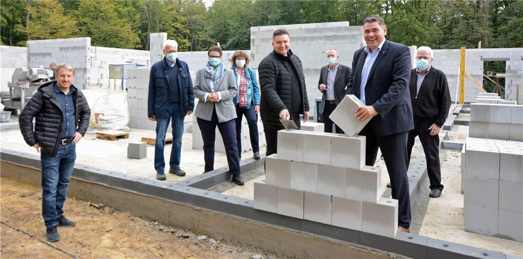 Bauarbeiter auf der Kita-Baustelle in Selm sind so schnell wie Marco Reus Bei der offiziellen Grundsteinlegung für den neuen Kindergarten konnten die Gäste sehen, wie weit die Arbeiten nur einen Monat nach dem Start fortgeschritten sind - sehr zur Freude von Bürgermeister Mario Löhr (2.v.r.) und Björn Reus (4.v.r.) von der Investorenfamilie .