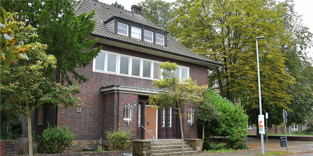 Die alte Direktoren-Villa stand zum Verkauf. Ab 417.000 Euro startete das Bieterverfahren - jetzt hat der Bürgermeister den Vorgang gestoppt.
