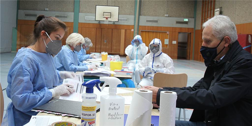 Corona an Gesamtschule: Massentest schon durch – Schulleiter in Quarantäne Schulleiter Jürgen Priggemeier beim Coronatest in der Turnhalle der Gesamtschule am Gänsewinkel.