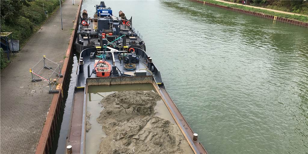 500 Tonnen Sand machten Halt unter der Lippe-Brücke 500 Tonnen Sand lagern auf der Schute.