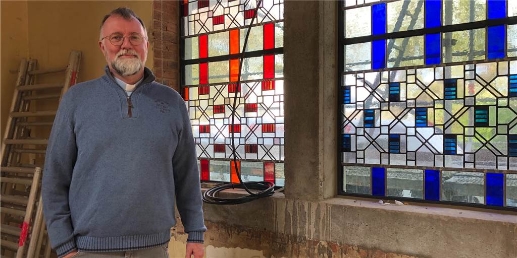 Altar steht schon: Kapelle an St. Konrad wird dennoch später eröffnet Pfarrdechant Jürgen Schäfer freut sich, dass auch der Gottesdienstraum Stück für Stück weiter Form annimmt. Der Altar ist bereits aufgebaut worden. Bis zu Eröffnung wird es al