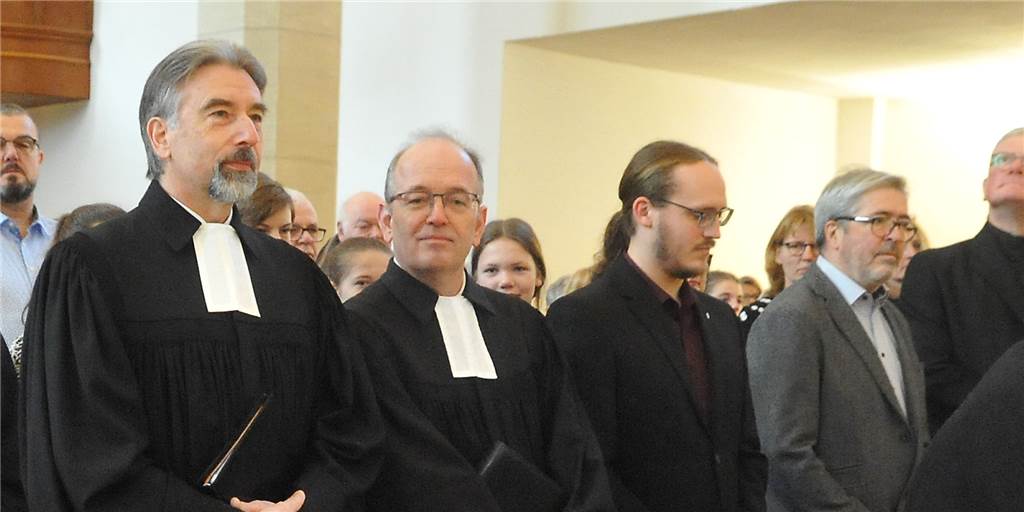 Kirchenkreis: Der neue Superintendent kommt aus Castrop-Rauxel Auf der Kreissynode in Herne wird der Nachfolger von Superintendent Reiner Rimkus (l.) gesucht, hier bei der Amtseinführung von Pfarrer Johannes Ditthardt (2.v.l.) im Januar 2020 in der Lutherkirche.
