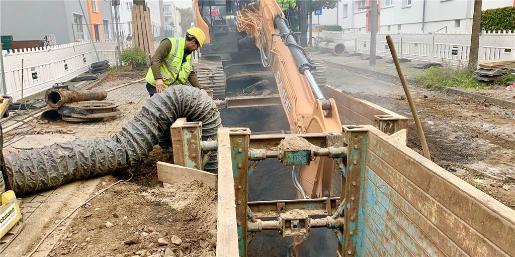 Im Dortmunder Süden droht der Verkehrskollaps – weitere Sperrung nötig Mit schwerem Gerät muss der steinige Boden bearbeiten werden, damit der neue Kanal verlegt werden kann.