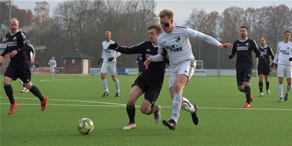 Südlohner wollen Heim-Bann im Derby gegen Oeding brechen Beim vergangenen Derby in Südlohn mussten sich Nico Terhörne (r.) und der SC Südlohn den Oedinger um Pierre van de Sand geschlagen geben.