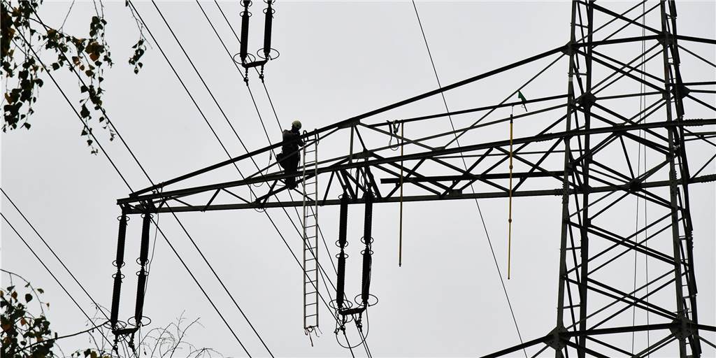 Alte Steag: Hochspannungs-Leitungen verschwinden, Schweigen zum Norden Der Rückbau der Stromleitungen rund um das alte Steag-Kraftwerk hat begonnen.