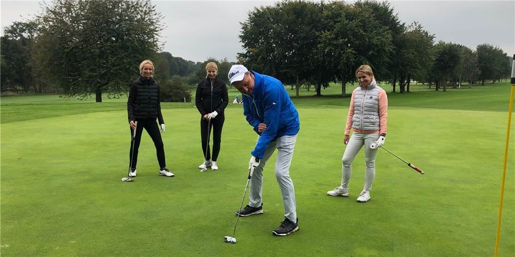 Peter Neururer und Klaus Fischer sammeln Geld für den guten Zweck Peters Neururers Flight-Partnerinnen Christa-Maria Blasshofer, Sandra Naumann und Britta Becker schauen zu, wie der ehemalige Schalker Trainer lässig zum Bogey an der Eins einlocht.