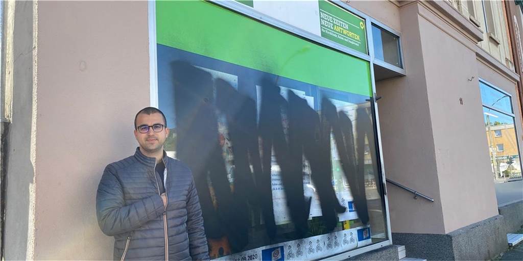 Nach Schmiererei: Leeres Wahl-Schaufenster ist kein Zeichen des Rückzugs Das Wahl-Schaufenster der Grünen in Kirchlinde war kurz nach der Kommunalwahl mit schwarzer Farbe besprüht worden. Die Partei und die Vermieterin der Ladenlokals erstatteten Anzeige.