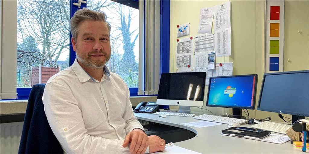 Nach Messerattacke: Schulleiter beurteilt Gefahrenlage rund um den Tatort Tobias Schnitker ist Schulleiter der Heinrich-Böll-Gesamtschule in Lütgendortmund. Die Messerattacke vom 12. September ereignete sich ganz in der Nähe.