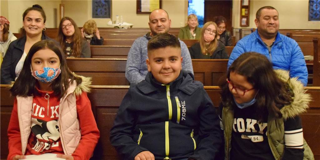 Schwestern gewinnen mit Kochvideo „Dinner for Friends“-Wettbewerb Parvana Sayidli, Omar Abbaszade und Nurjan Sayidli (v.l.) freuen sich über die Auszeichnung.