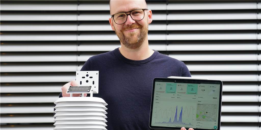 Vredener Firma liefert Technologie zur Bekämpfung von Waldbränden in den USA Simon Kemper mit einem Messgerät (l.), das die Feinstaubkonzentration, den Luftdruck, die Temperatur und die Luftfeuchtigkeit misst. Ein solches Gerät ist am Unternehmen Kemper im Industriegebiet Gaxel im Einsatz. Die gemessenen Daten sind auf dem Dashboard zu sehen, das Kemper auf seinem iPad aufgerufen hat (r.).