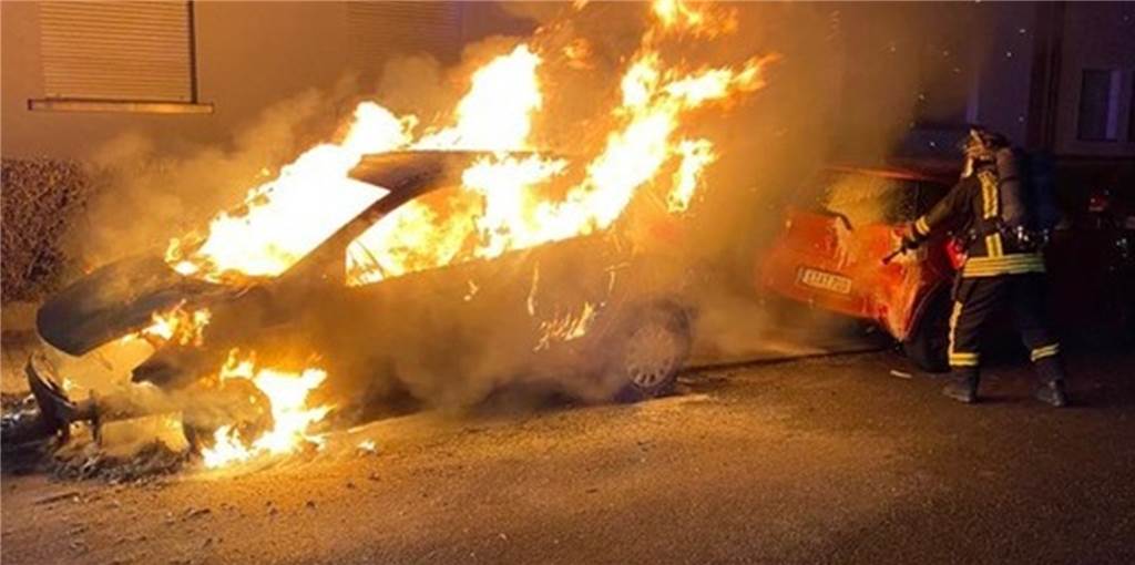 Nach monatelanger Pause brennt wieder ein geparktes Auto in Dortmund Das betroffene Auto ist bei dem Brand komplett zerstört worden.