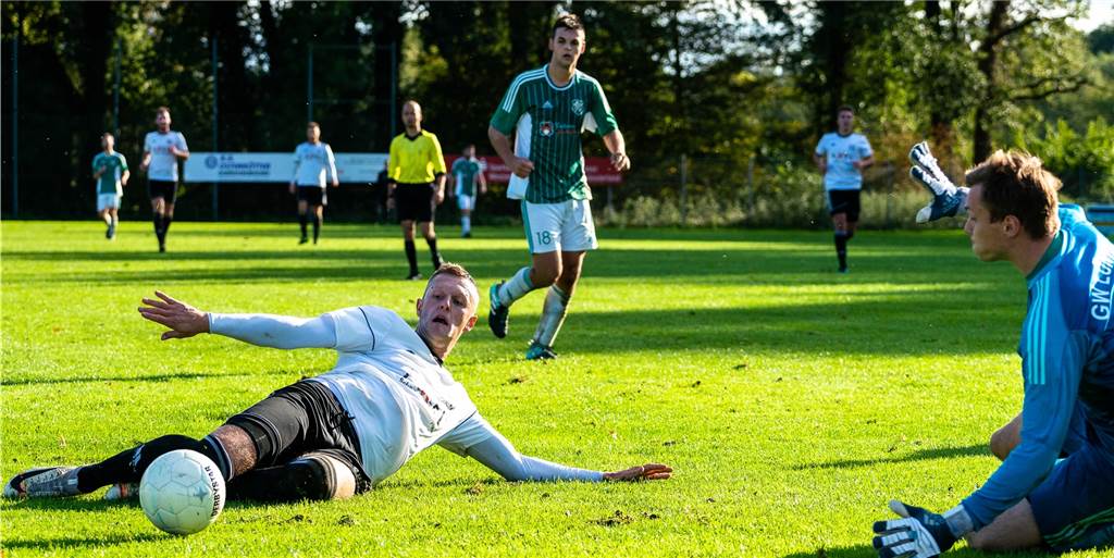Fußball am Sonntag: Vreden holt nächste Oberliga-Punkte, Ahaus mit Spektakel Der FC Vreden und Benjamin Schroer peilen in Lünten ihren zweiten Saisonsieg an.
