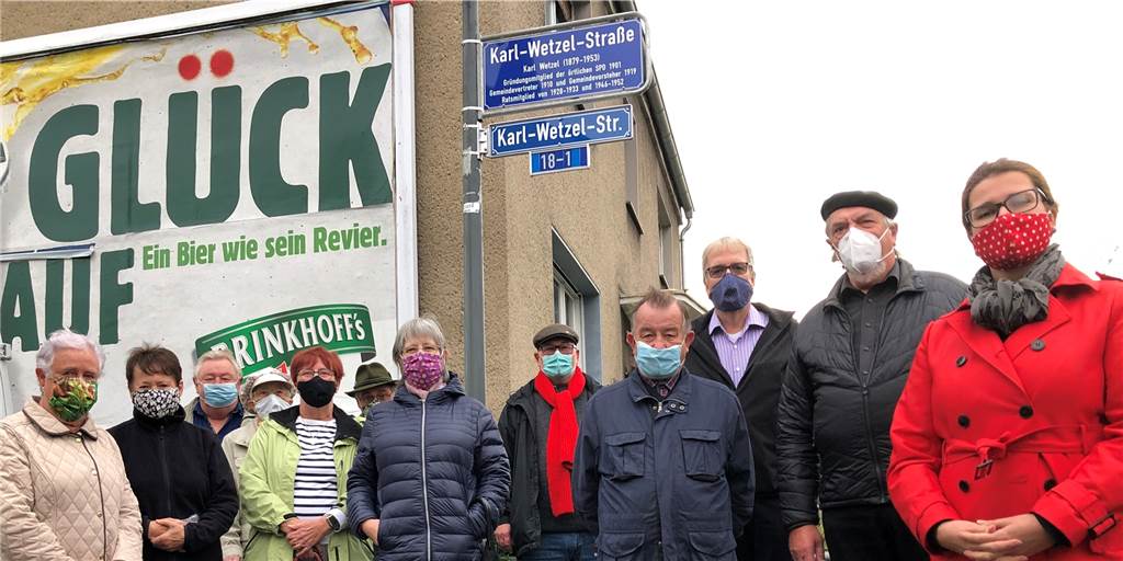 Besondere Ehrung für „den guten Menschen von Wickede“ Die SPD in Wickede und einige Anwohner versammelten sich jetzt am neuen Legendenschild zu Ehren Karl Wetzels an der gleichnamigen Straße - unter anderem mit der neuen Ratsvertreterin Anna Spaenhoff (r.), dem noch amtierenden Ratsvertreter Friedhelm Sohn (2.v.r.) Karl Wetzels Enkel Karlheinz Wetzel (3.v.l.) und SPD-Bezirksvertreter Dirk Sanke (5.v.r.)