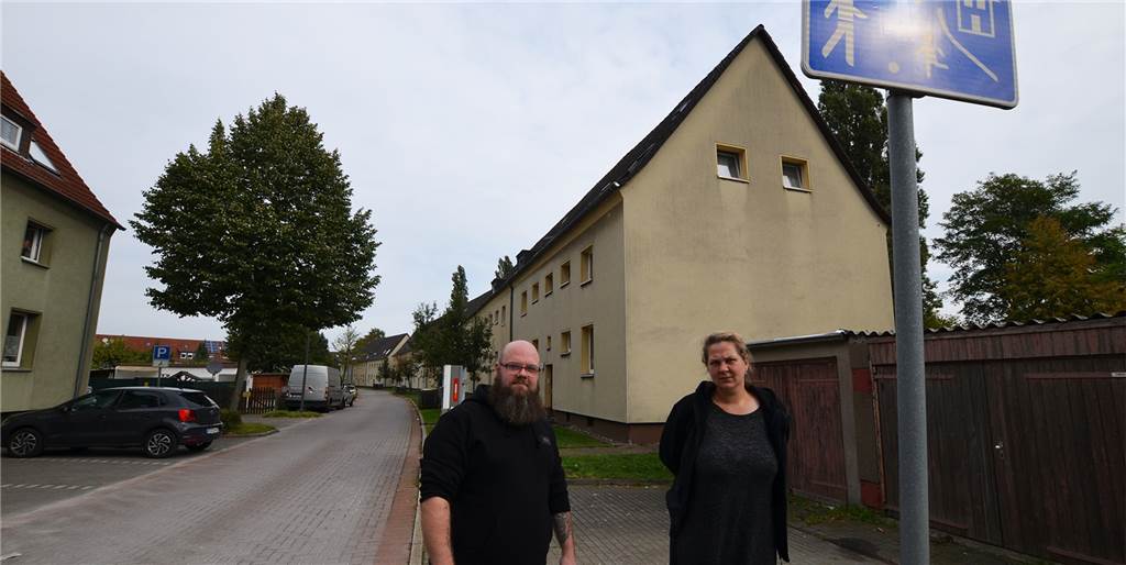 Alltag in einer Castrop-Rauxeler Spielstraße: Autofahrer rasen und pöbeln Christian Koß und Amela Bilgin kämpfen gegen die Raserei in ihrer verkehrsberuhigten Wohnstraße.