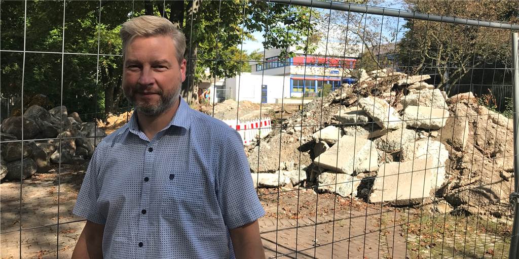 Dauerbaustelle: Schule muss noch länger auf ihren neuen Brunnen warten "Ich habe den Brunnen noch nie in Betrieb gesehen", sagt Tobias Schnitker, Schulleiter der Heinrich-Böll-Gesamtschule.