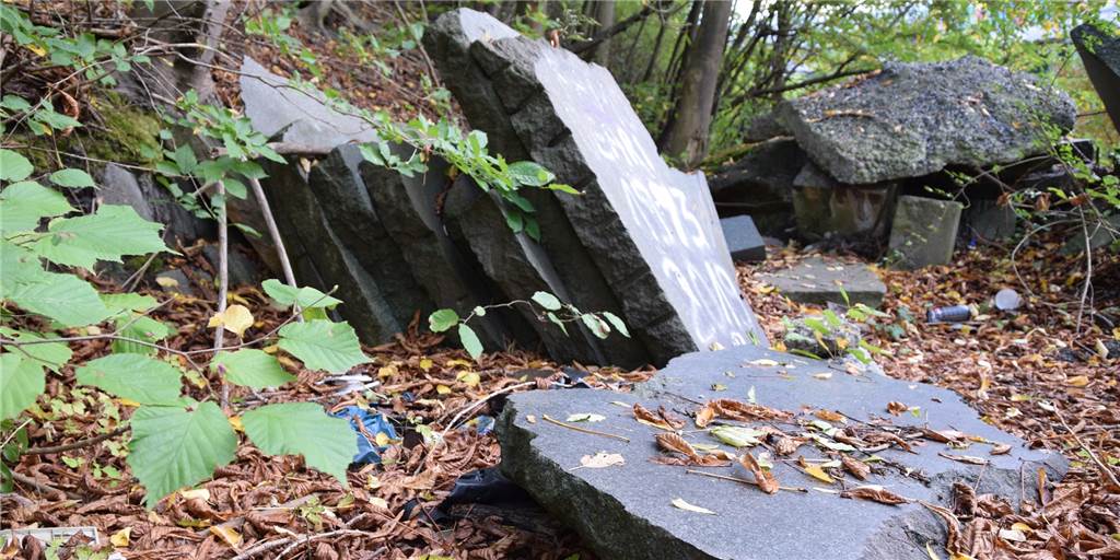 Grabsteine unter der Schnettkerbrücke in Dortmund geben Rätsel auf Diese Grabsteinrohlinge unter der Dortmunder Schnettkerbrücke erzählen eine ganz eigene Geschichte.