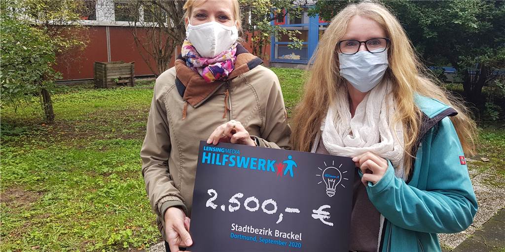 Lesegarten: Lensing-Spende ermöglicht neues Projekt für Schüler Christina Gebauer (l.) und Simone Drewes (r.) vom Verein der Förderer der Erich-Kästner-Grundschule nehmen den symbolischen Scheck des Lensing-Media-Hilfswerks an.