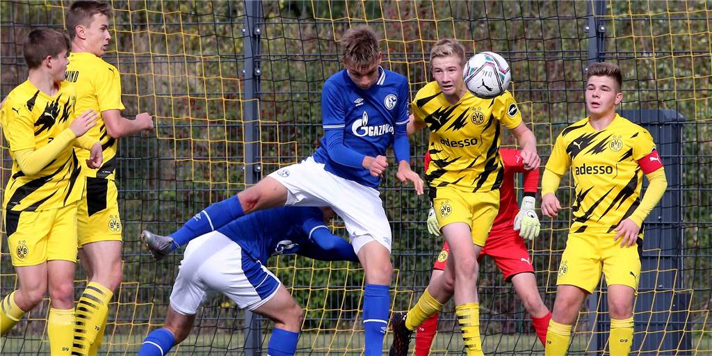 U16-Derby: BVB und Schalke schenken sich im Revierschlager nichts Mit vereinten Kräften klären die Borussen Sven Meyer, Noel Czapelka, Mats Feckler und Mats Brune (v.li.) diesen Angriff der Schalker U16